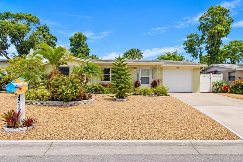 4711 Phoenix Ave, Holiday, FL 34690