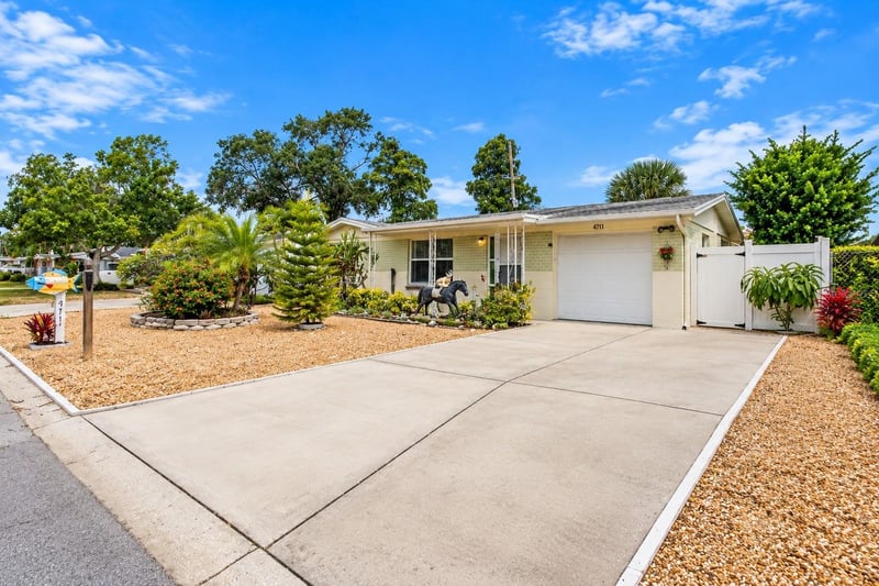 4711 Phoenix Ave, Holiday, FL 34690