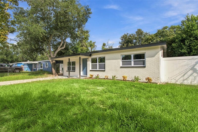 4216 N Sandalwood Cir, Tampa, FL 33617