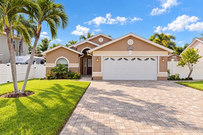10612 Lake Vista Dr, Seminole, FL 33772