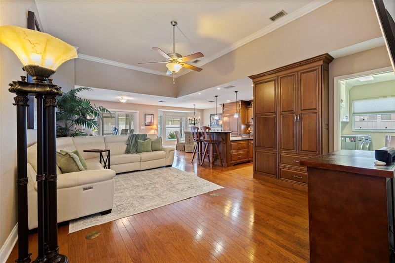 10612 Lake Vista Dr, Seminole, FL 33772