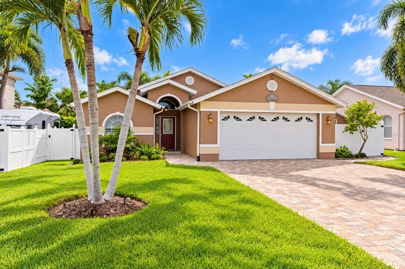 10612 Lake Vista Dr, Seminole, FL 33772