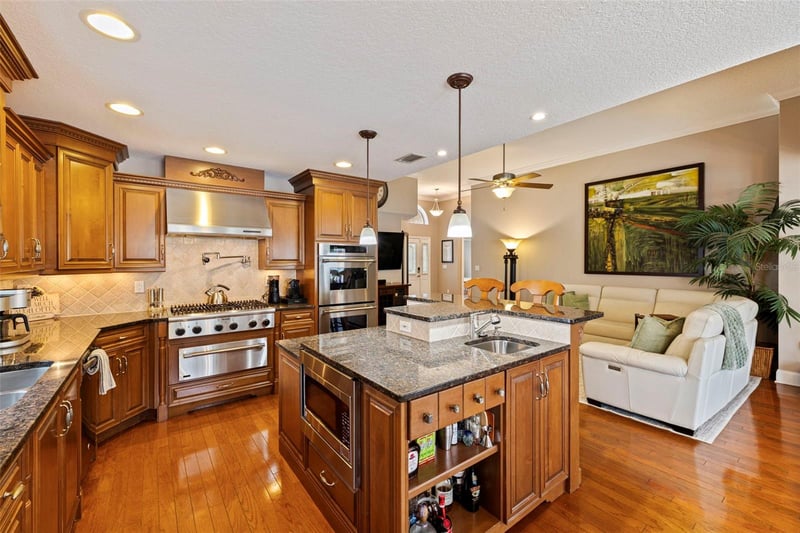 10612 Lake Vista Dr, Seminole, FL 33772