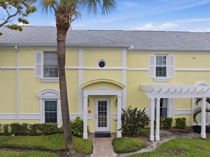 111 Seahorse Dr SE #B, St Petersburg, FL 33705