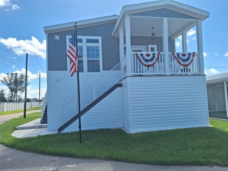 64 5th St, Bradenton, FL 34210