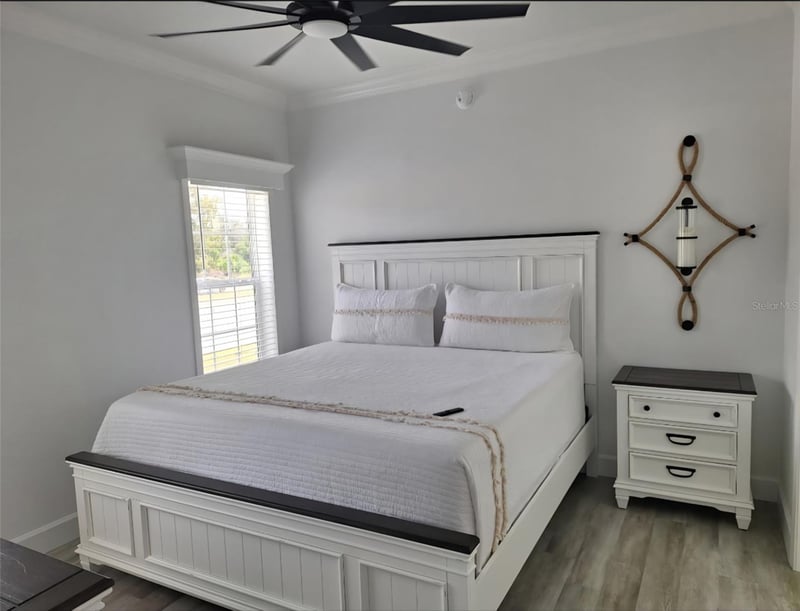 64 5th St, Bradenton, FL 34210