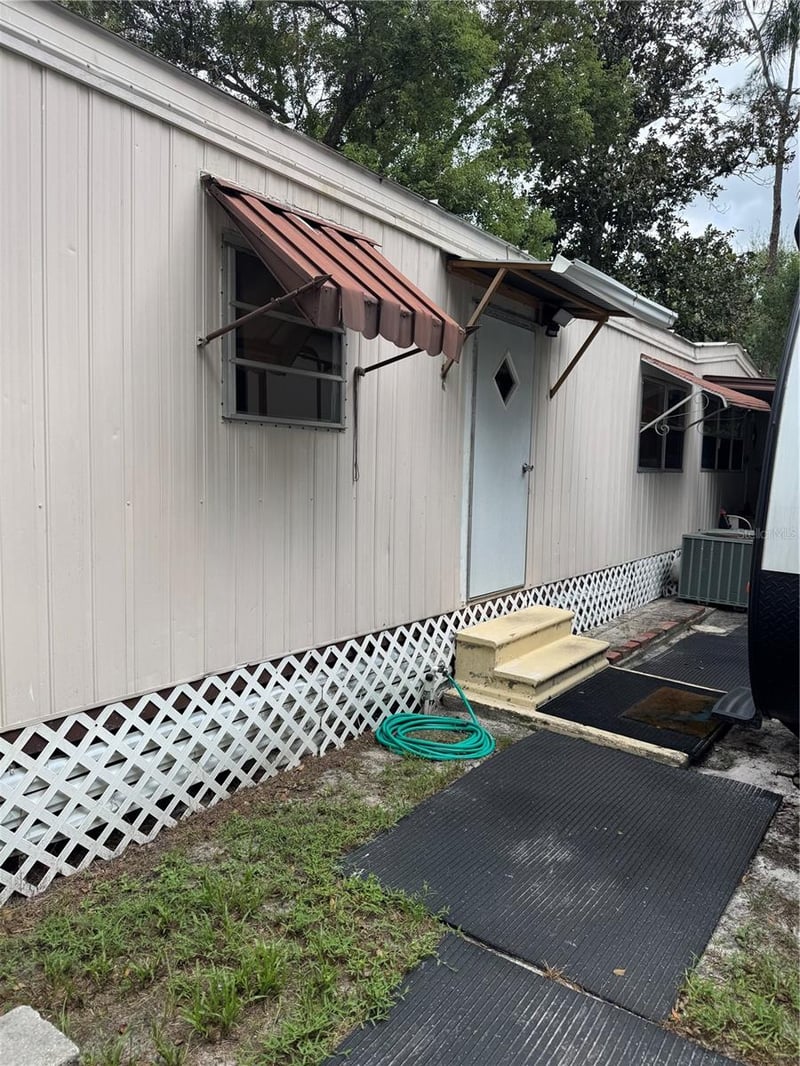 902 Montana Ave, Lutz, FL 33548