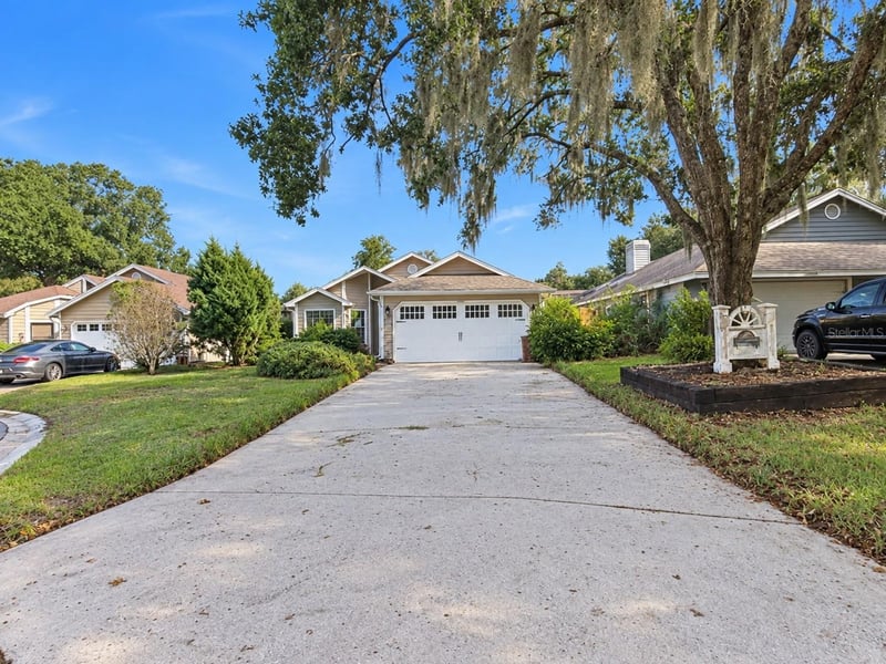1446 Walden Oaks Pl, Plant City, FL 33563