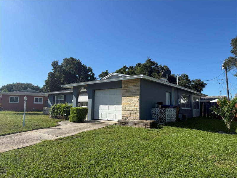 568 Hillcrest Dr, Largo, FL 33771