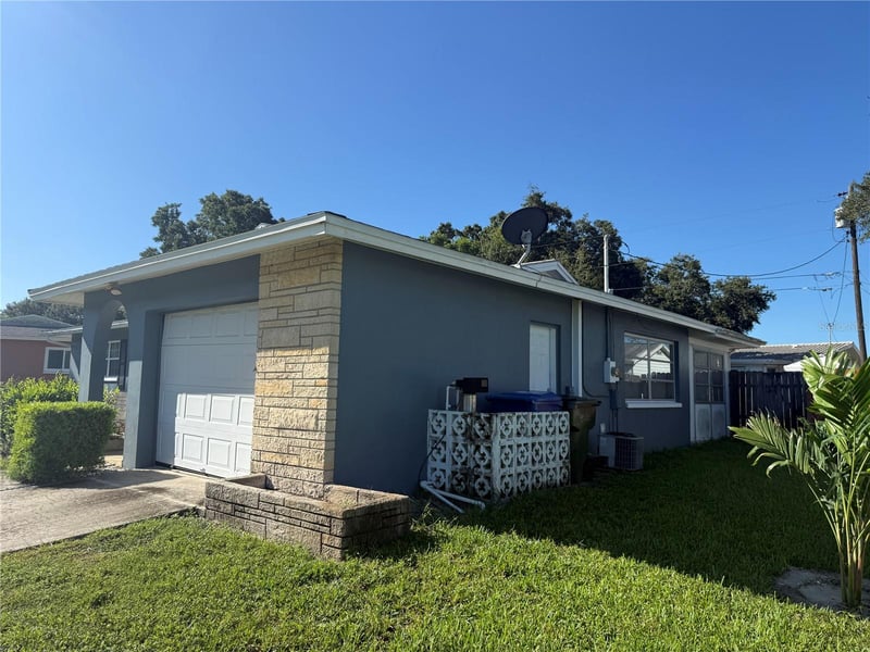 568 Hillcrest Dr, Largo, FL 33771