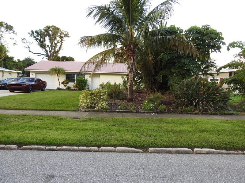 7611 Senrab Dr, Bradenton, FL 34209