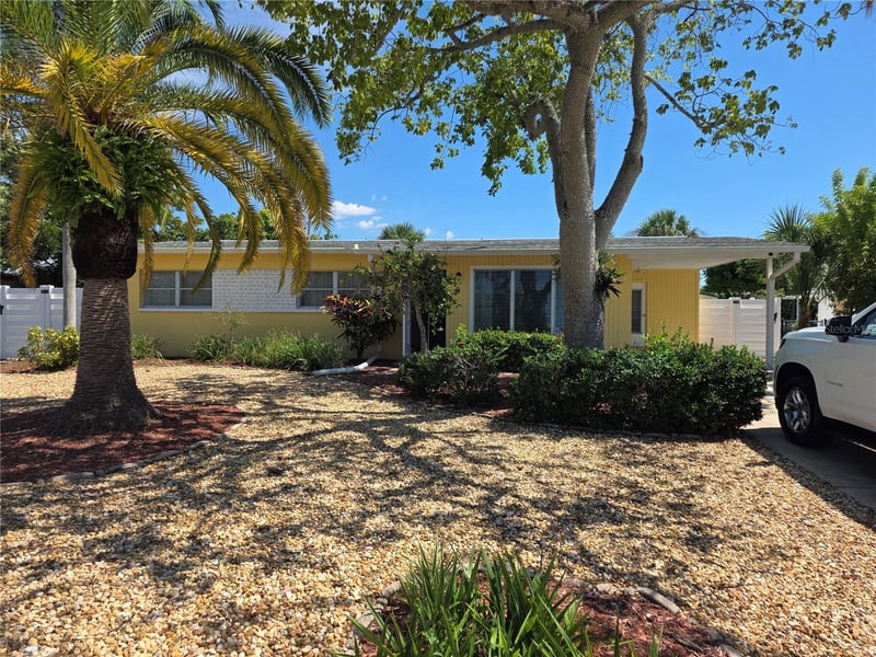 6235 Columbia Dr, Bradenton, FL 34207
