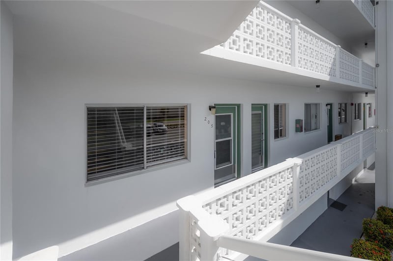 8055 112th St #205, Seminole, FL 33772