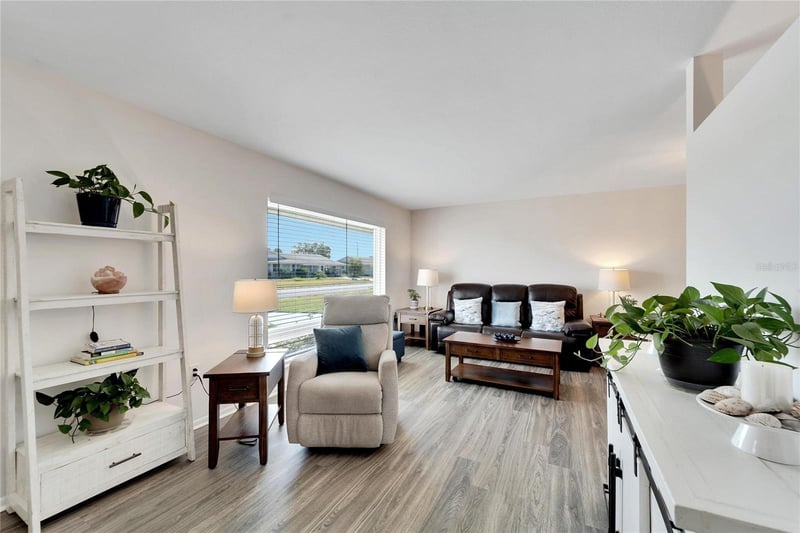 1216 Hacienda Dr, Sun City Center, FL 33573