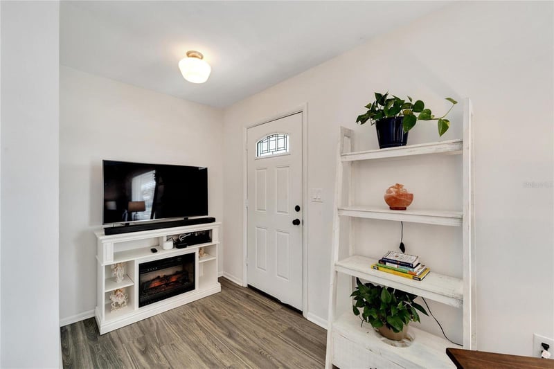 1216 Hacienda Dr, Sun City Center, FL 33573