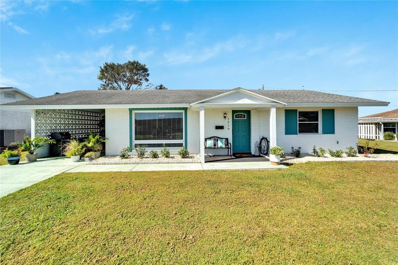 1216 Hacienda Dr, Sun City Center, FL 33573
