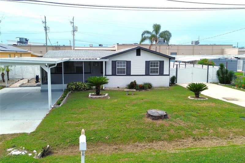 8512 Sunbeam Ln, Tampa, FL 33615