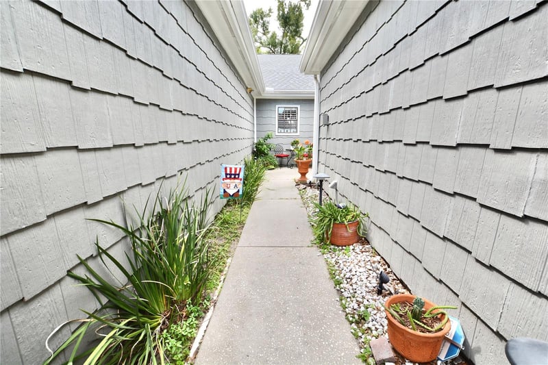 1762 Castle Rock Rd, Tampa, FL 33612