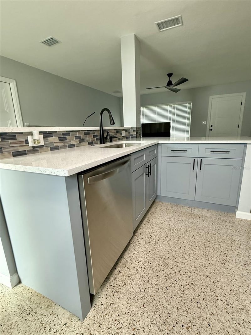 2805 46th St S, Gulfport, FL 33711