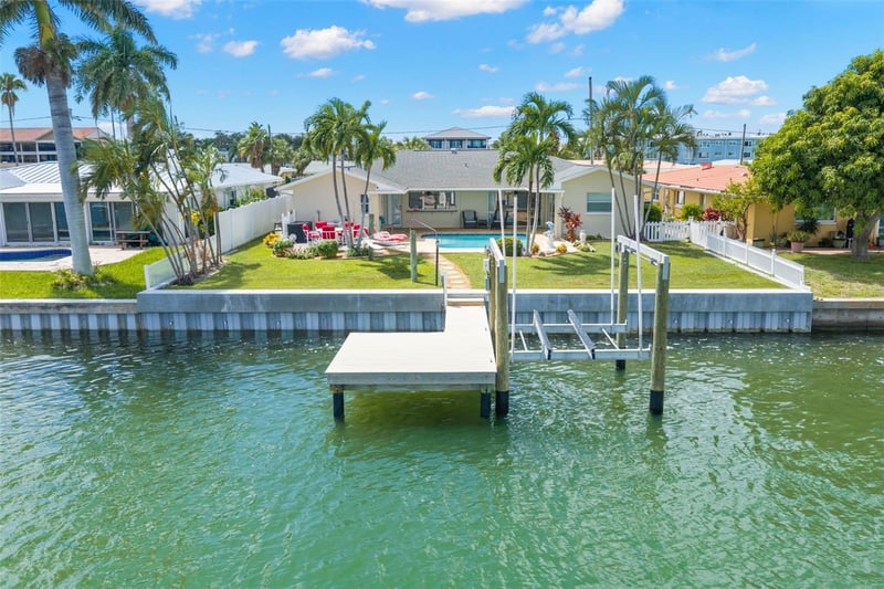 12305 4th St E, Treasure Island, FL 33706