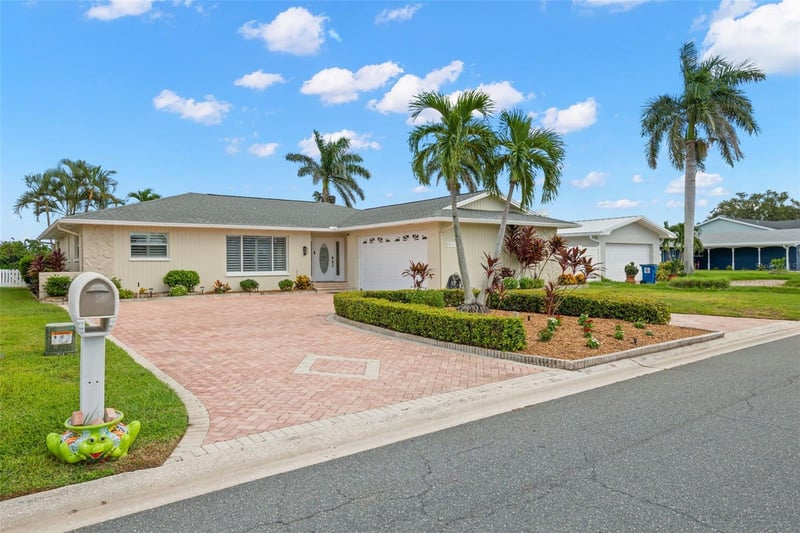 12305 4th St E, Treasure Island, FL 33706