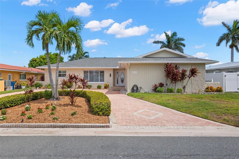 12305 4th St E, Treasure Island, FL 33706