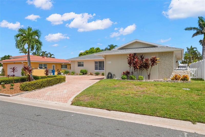12305 4th St E, Treasure Island, FL 33706