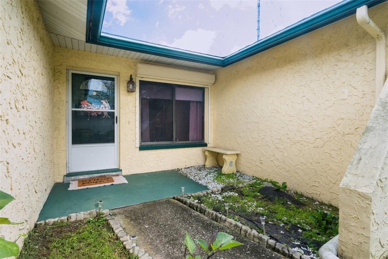 8497 90th St, Seminole, FL 33777