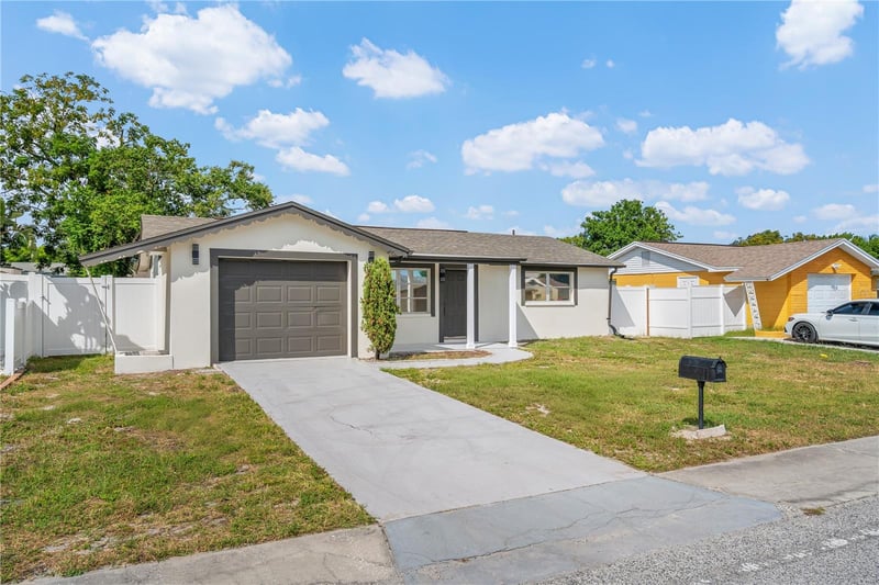 3041 Holiday Lake Dr, Holiday, FL 34691