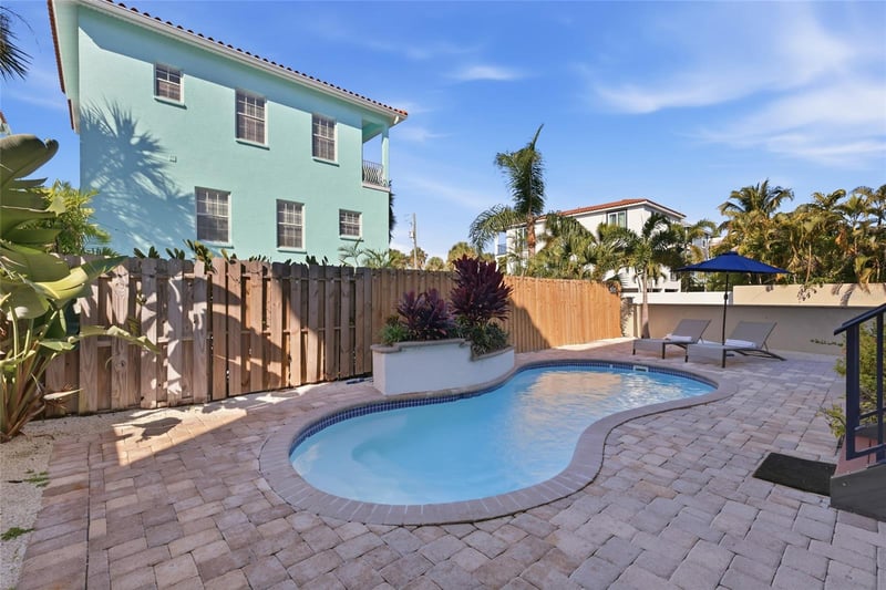 4006 5th Ave, Holmes Beach, FL 34217