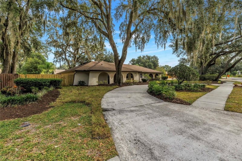 1116 N Riverhills Dr, Temple Terrace, FL 33617