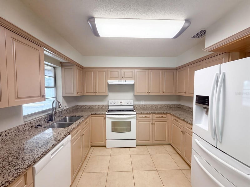 2716 Charleston Dr, Plant City, FL 33563