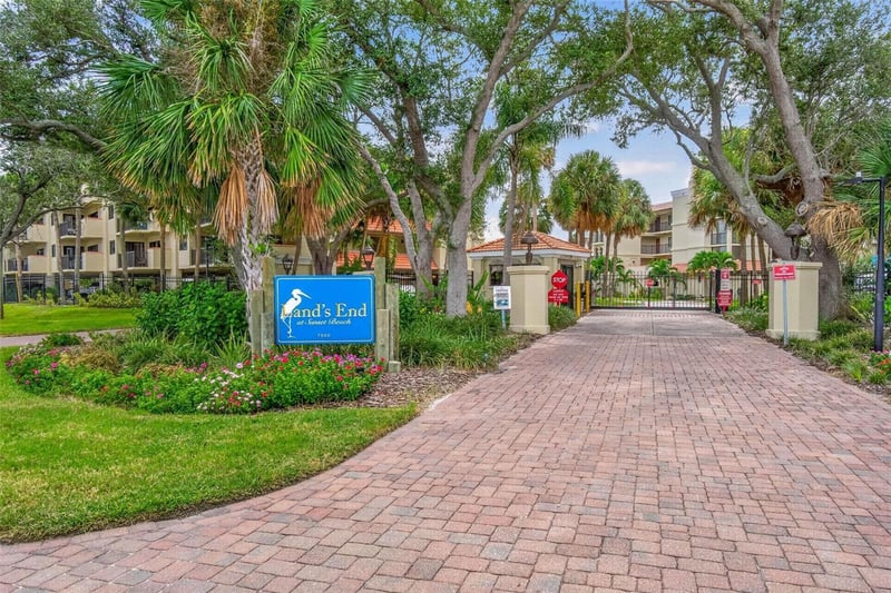 7434 Bayshore Dr #202, Treasure Island, FL 33706
