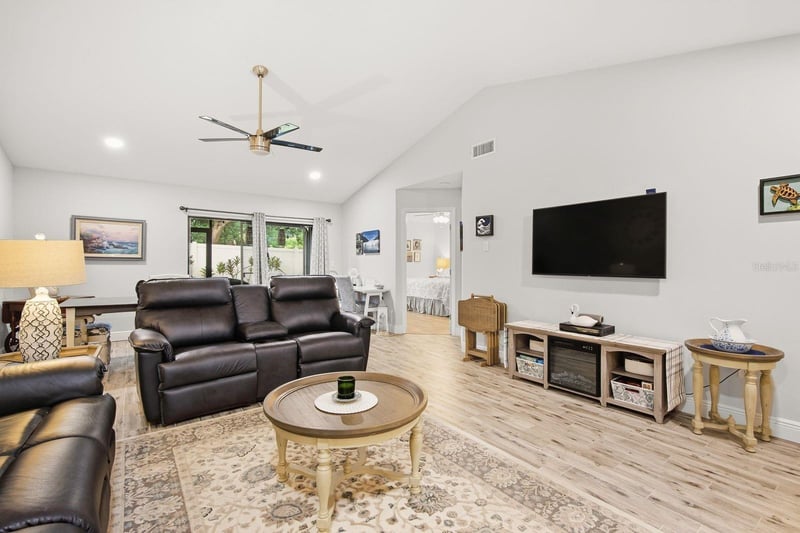 2712 Bentley Dr, Palm Harbor, FL 34684