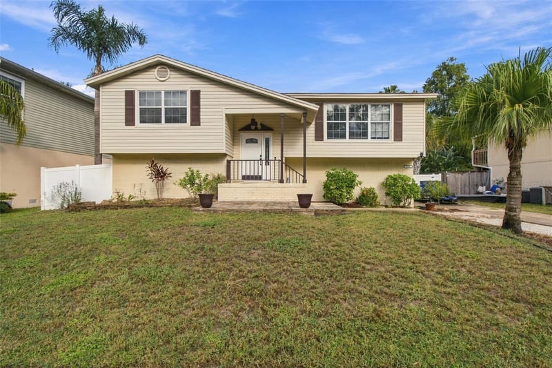 915 Lynnlea Ln, Tarpon Springs, FL 34689