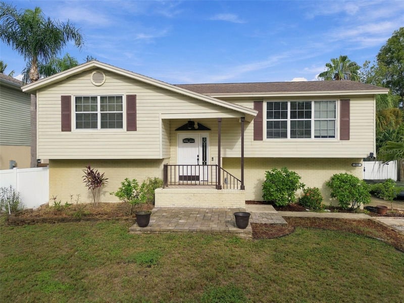 915 Lynnlea Ln, Tarpon Springs, FL 34689