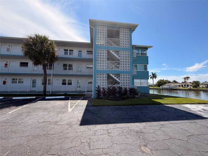 1893 Shore Dr S #216, South Pasadena, FL 33707