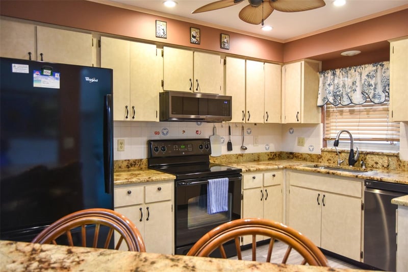 1109 Tartan Dr #B, Palm Harbor, FL 34684