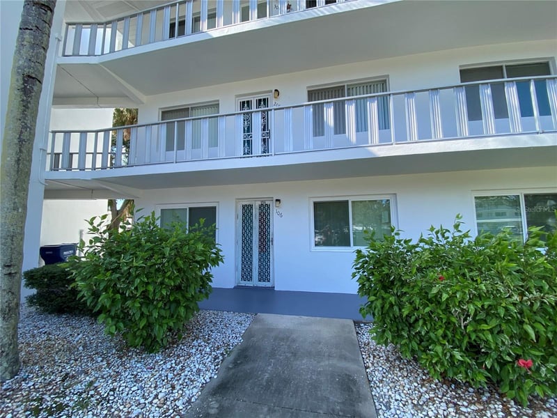 8402 111th St #106, Seminole, FL 33772