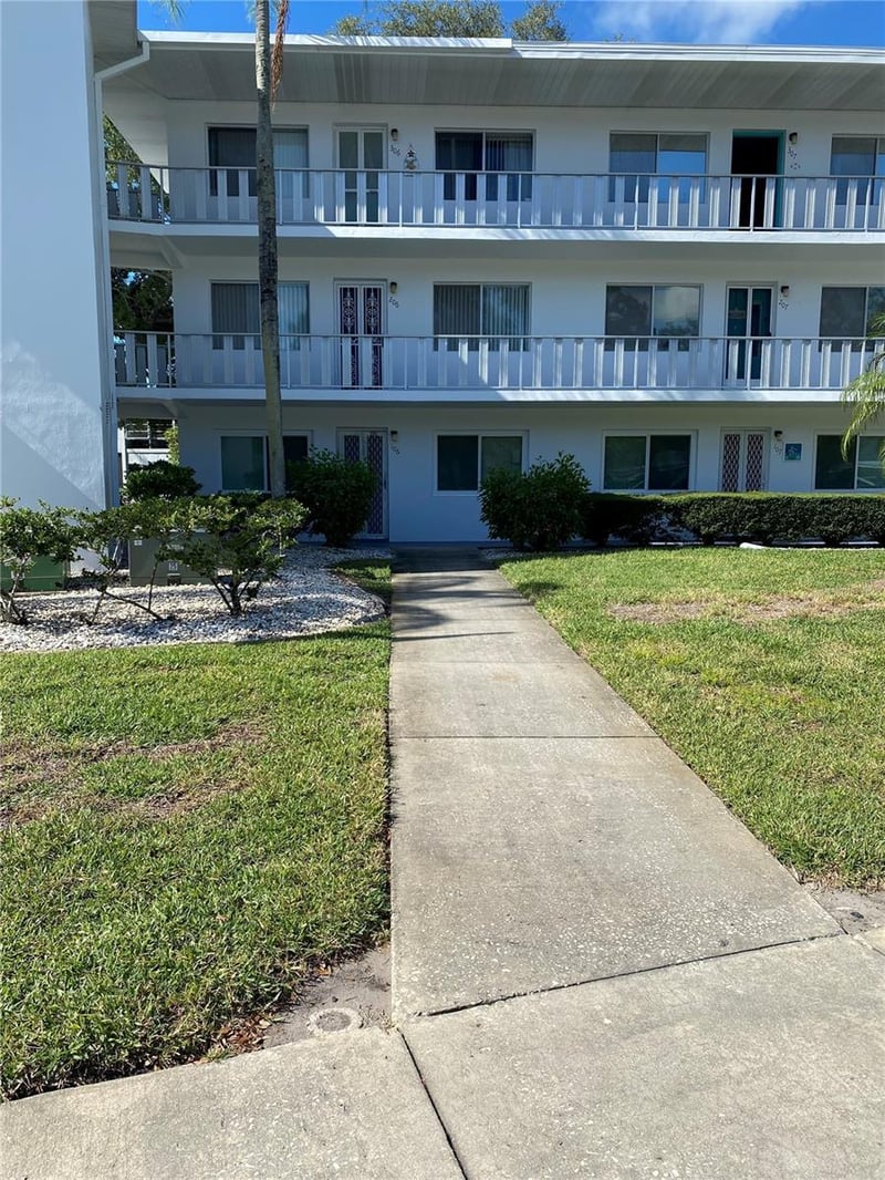 8402 111th St #106, Seminole, FL 33772