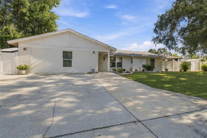 1325 Oakcrest Dr, Brandon, FL 33510