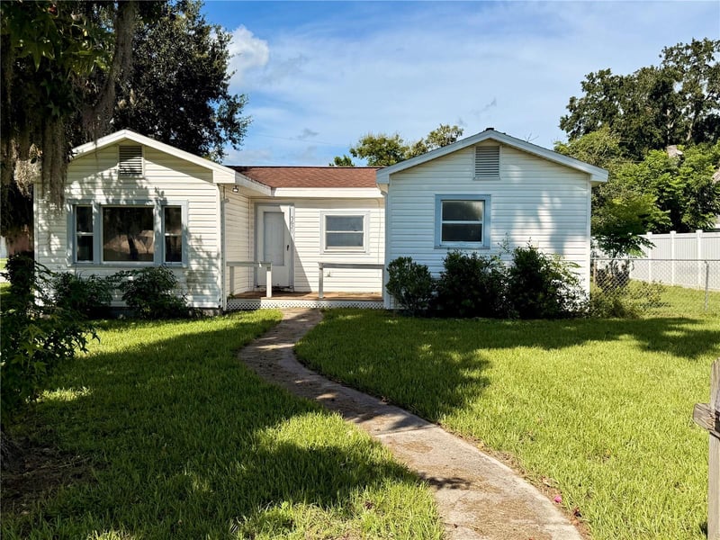 5629 19th St, Zephyrhills, FL 33542