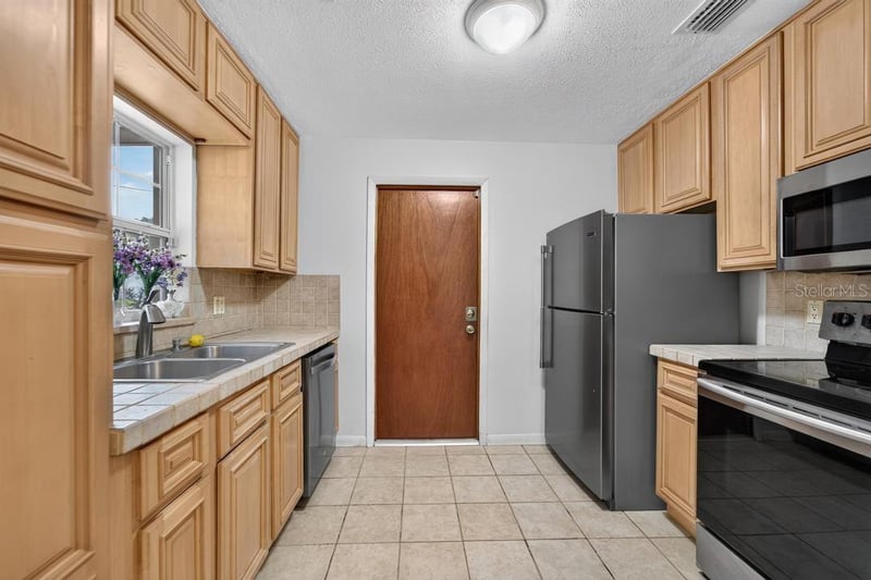 820 Blackberry Ln, Brandon, FL 33511