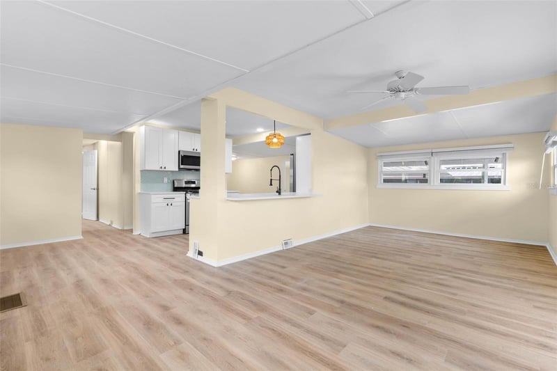 6830 Americana Dr NE #127, St Petersburg, FL 33702