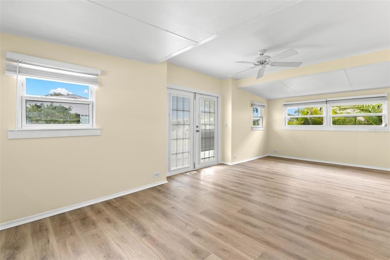 6830 Americana Dr NE #127, St Petersburg, FL 33702