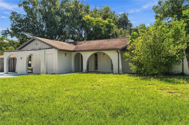 200 Twin Lake Dr, Largo, FL 33770