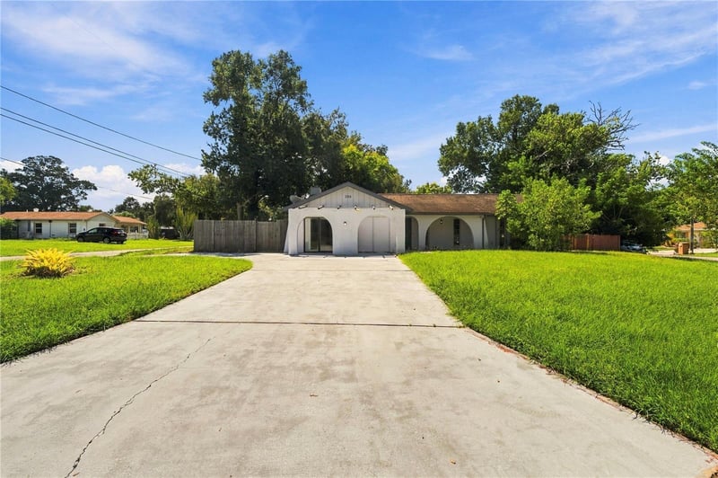 200 Twin Lake Dr, Largo, FL 33770