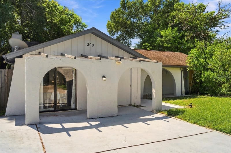 200 Twin Lake Dr, Largo, FL 33770