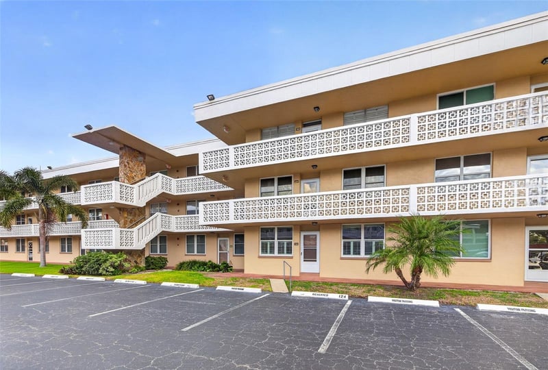 4915 Bay St NE #124, St Petersburg, FL 33703