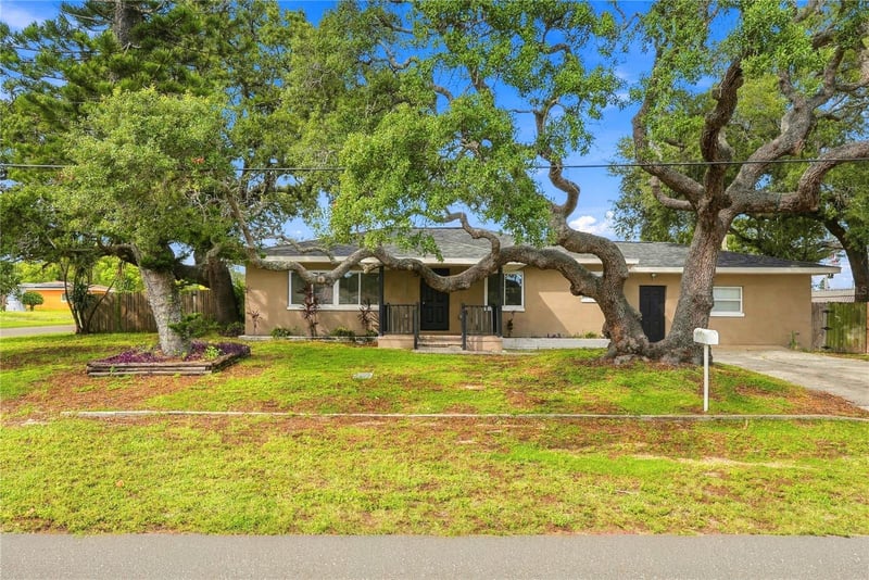 10719 Cherokee Dr, St Petersburg, FL 33708